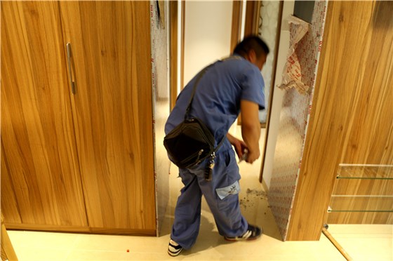 家具安裝完成后，謝師傅非常細(xì)心的清理垃圾