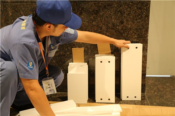 左右手家具安裝師傅耐心的等待客戶，遵守契約精神