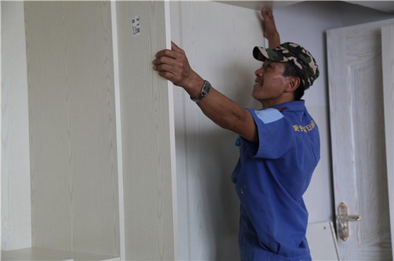 左右手家具安裝師傅正在固定門(mén)軌