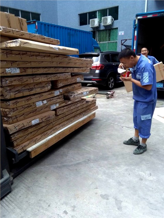 左右手家具安裝師傅為了盡快完成業(yè)主的囑托，午餐方便面解決