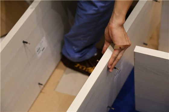 左右手家具安裝師傅磕磕碰碰常用的事情，手指受傷，繼續(xù)工作