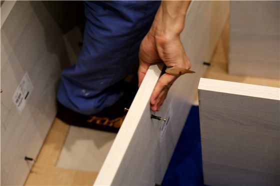 左右手家具安裝師傅為了保質(zhì)保量的完成用戶的托付，輕傷不下火線