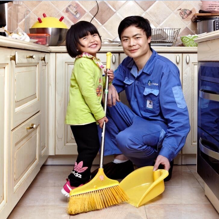 家具安裝完成后，和&ldquo;小業(yè)主&rdquo;一起清理垃圾