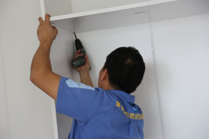 為這樣的左右手安裝師傅點(diǎn)贊，你服嗎？