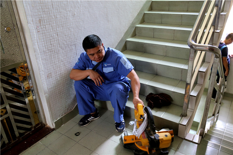 在等待的同時，家具安裝謝師傅檢查工具