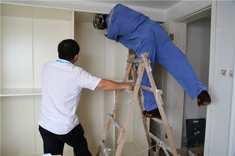 左右手家具安裝師傅彼此合作，完成家具安裝工作