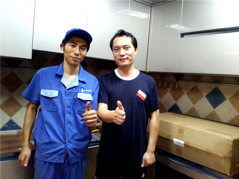 左右手家具安裝師傅與客戶留影，客戶的滿意才是我們追求的目標(biāo)