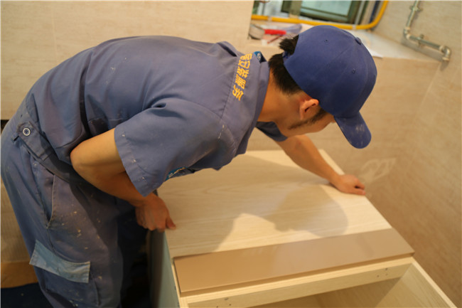 左右手家居安裝師傅教你家具修補(bǔ)小問(wèn)題，自己動(dòng)手輕松解決