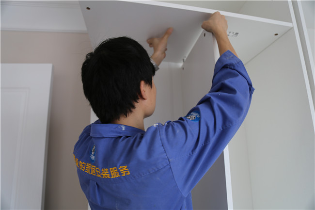 左右手衣柜安裝師傅正在給客戶(hù)家安裝定制衣柜