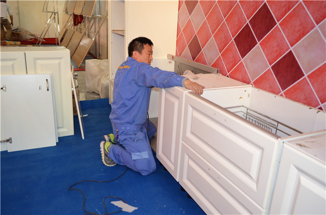 家具安裝現(xiàn)場(chǎng)師傅正在處理櫥柜問題