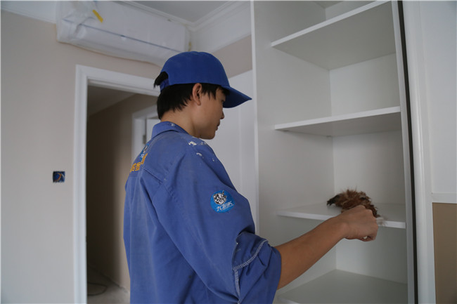 是先安裝定制衣柜還是先安裝踢腳線？