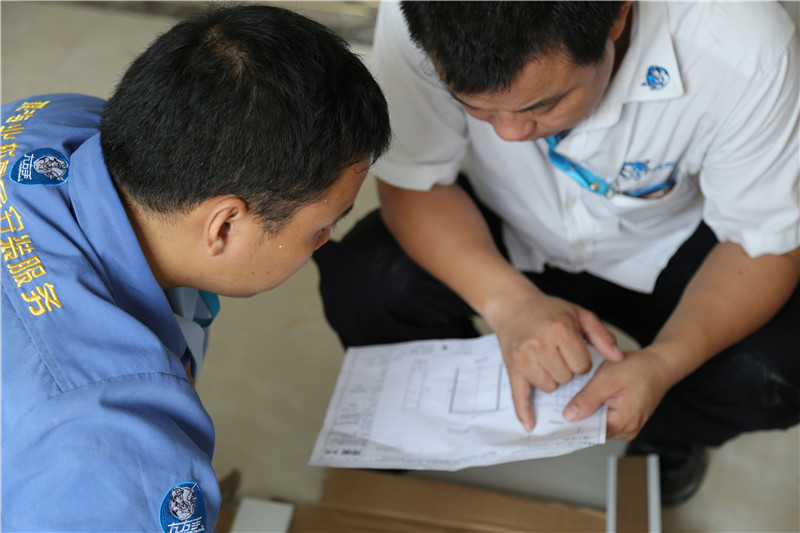 家具安裝過程中，左右手安裝師傅默契的配合