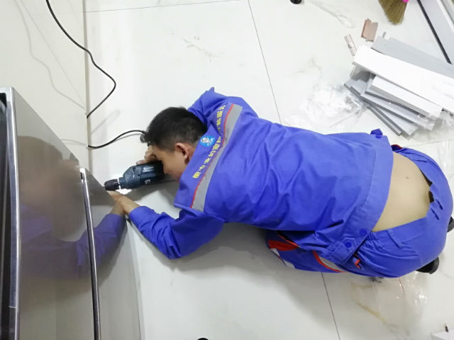 每一次安裝服務(wù)背后，都是安裝師傅們無(wú)數(shù)次的跪地而行