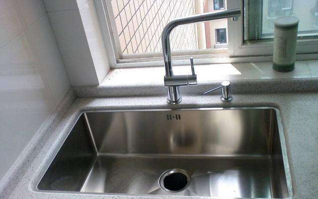 櫥柜水槽尺寸和深度該怎么選擇呢？不同材質(zhì)的櫥柜水槽選擇不一樣