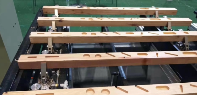 實木床定制價格：數(shù)控榫槽機制作實木家具最拉風！