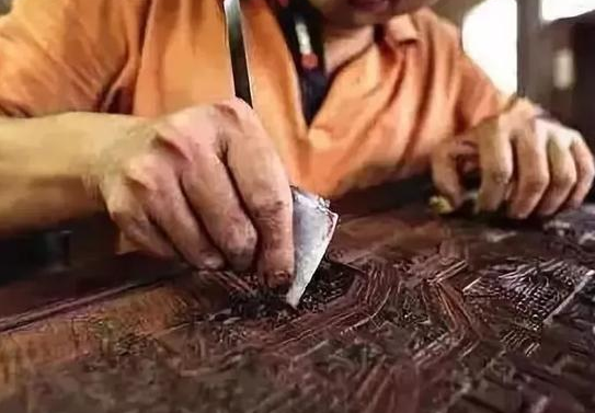 噴砂磨料加工:實木家具噴砂精磨，比人工高效，比傳統(tǒng)砂光靈活