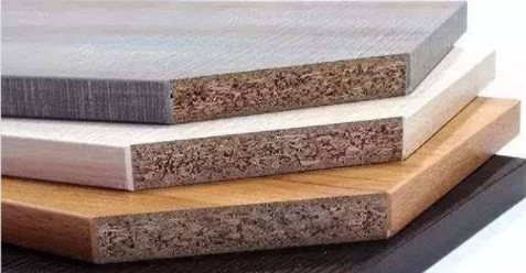 顆粒板和密度板哪個好？櫥柜定制實木顆粒板的優(yōu)缺點！