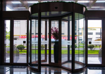 煙臺旋轉(zhuǎn)門維修：酒店不銹鋼旋轉(zhuǎn)門的好處有哪些？