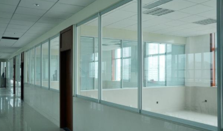 臥室隔斷設計：不銹鋼隔斷和鋁合金隔斷的區(qū)別