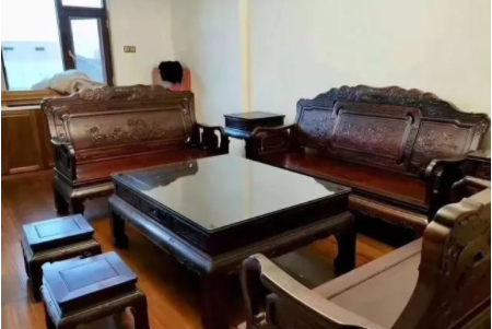 紅木的種類知識(shí)：紅木茶幾上需要放玻璃嗎？