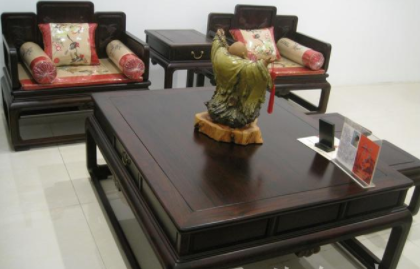 沙發(fā)清洗維修：大紅酸枝素面沙發(fā)，客廳家具不將就