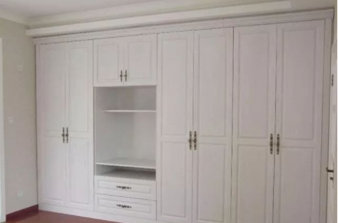 整體衣柜加盟：木工打制衣柜和定制衣柜哪個(gè)貴？