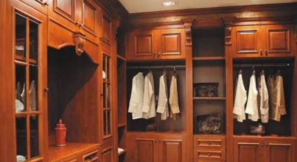 實木家具衣柜：臥室裝修建議定制實木衣柜，實木衣柜優(yōu)點真是很多！