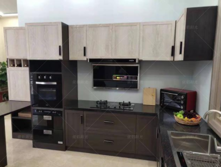 沈陽(yáng)實(shí)木整體櫥柜：全鋁櫥柜和實(shí)木櫥柜相比，它的優(yōu)勢(shì)究竟在哪呢？