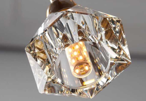 家裝案例知識(shí)：家裝客廳吊燈選什么材質(zhì)的好呢？