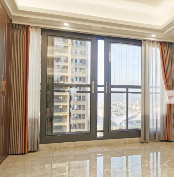 歐式窗簾布藝：客廳與陽臺連在一起，窗簾怎么安裝才好看?