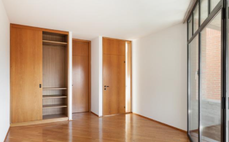 【整體衣柜加盟】三門(mén)衣柜組裝有幾步 三門(mén)衣柜安裝步驟